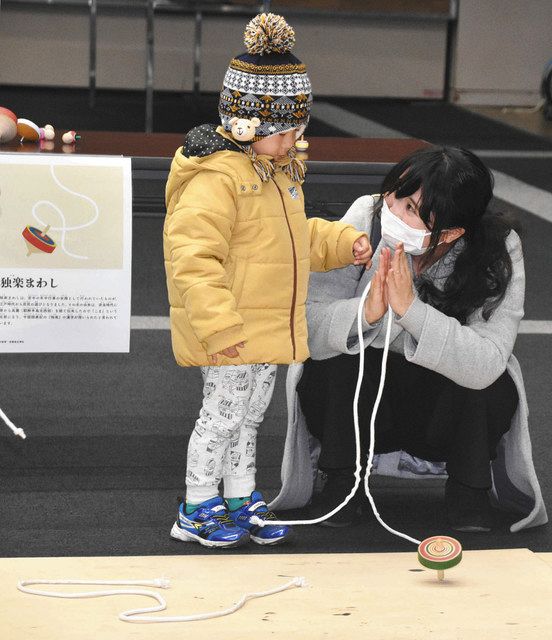 昔遊び体験 親子楽しむ 浜松科学館 中日新聞しずおかweb 昔遊び体験 親子楽しむ 浜松科学館 中日新聞しずおかweb