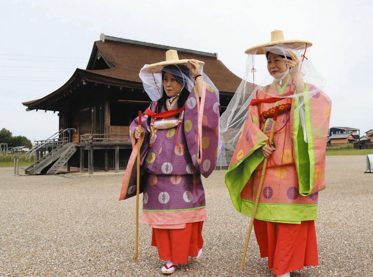壺装束を着て、貝覆いにも興じる 明和町の「斎宮跡」で平安時代体験の周遊ツアー :中日新聞Web