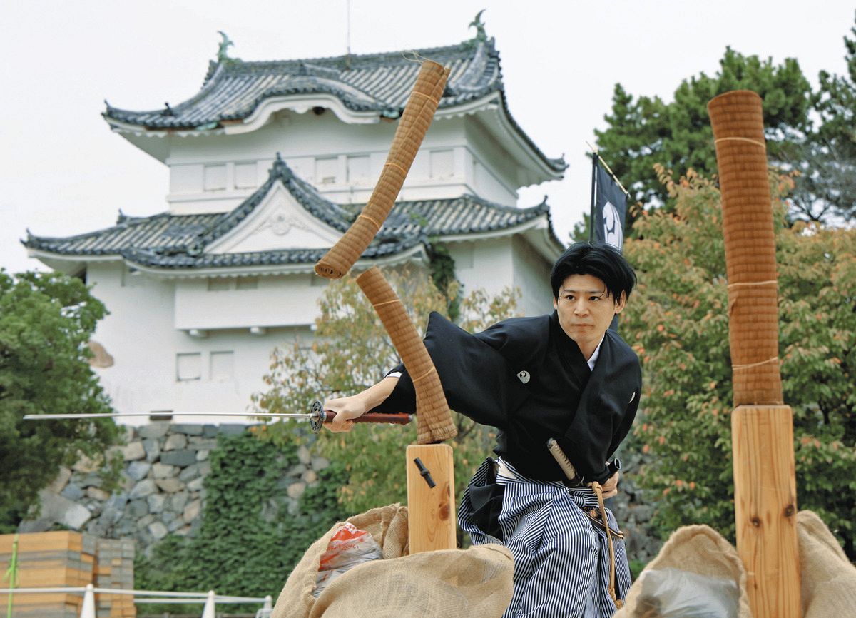静寂を切る華麗なる刀さばき 名古屋で「全日本居合道 試し斬り選手権
