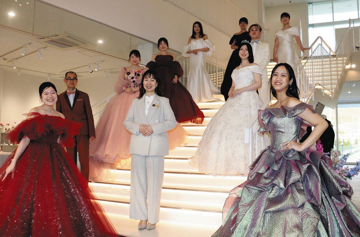 研修でドレス着る楽しみ知る 若狭「ユミカツラミュージアム」で製造元