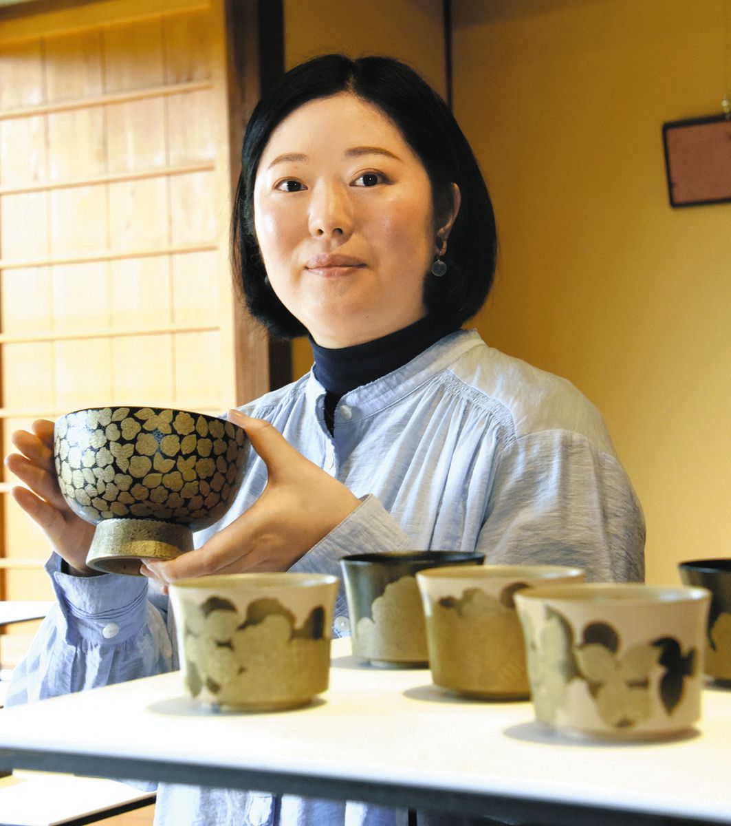 植物をモチーフにした精緻な模様が入った器を出展した黒木さん＝多治見市小泉町で