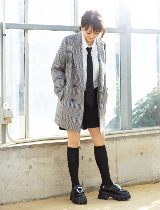 ◇浅香唯、ハイソックス生足に「な・な・なんて若い」【実際の投稿