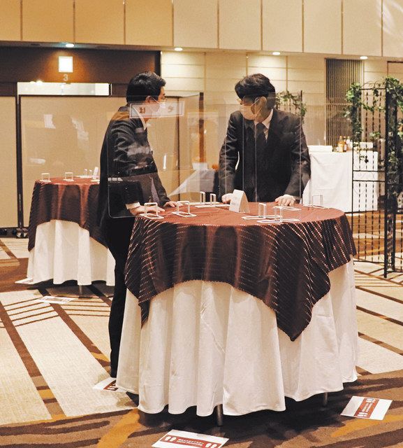名刺交換などのために新設したコミュニケーションエリア＝大津市におの浜のびわ湖大津プリンスホテルで