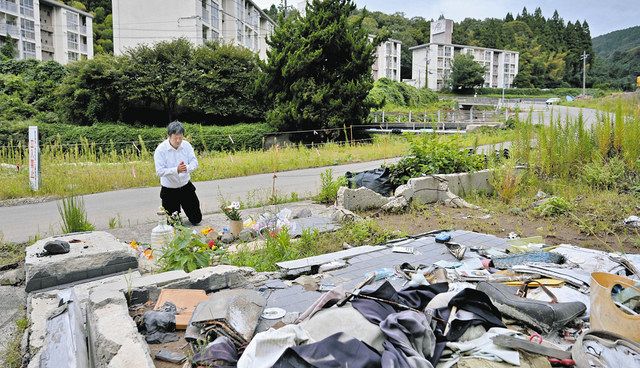 喜三翼音さんの自宅跡で手を合わせる、中学校の担任だった山本安博さん＝21日、石川県輪島市久手川町で 
