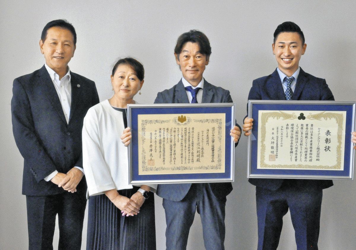 小坂市長（左端）に受賞を報告する近江社長（左から3人目）ら＝恵那市役所で