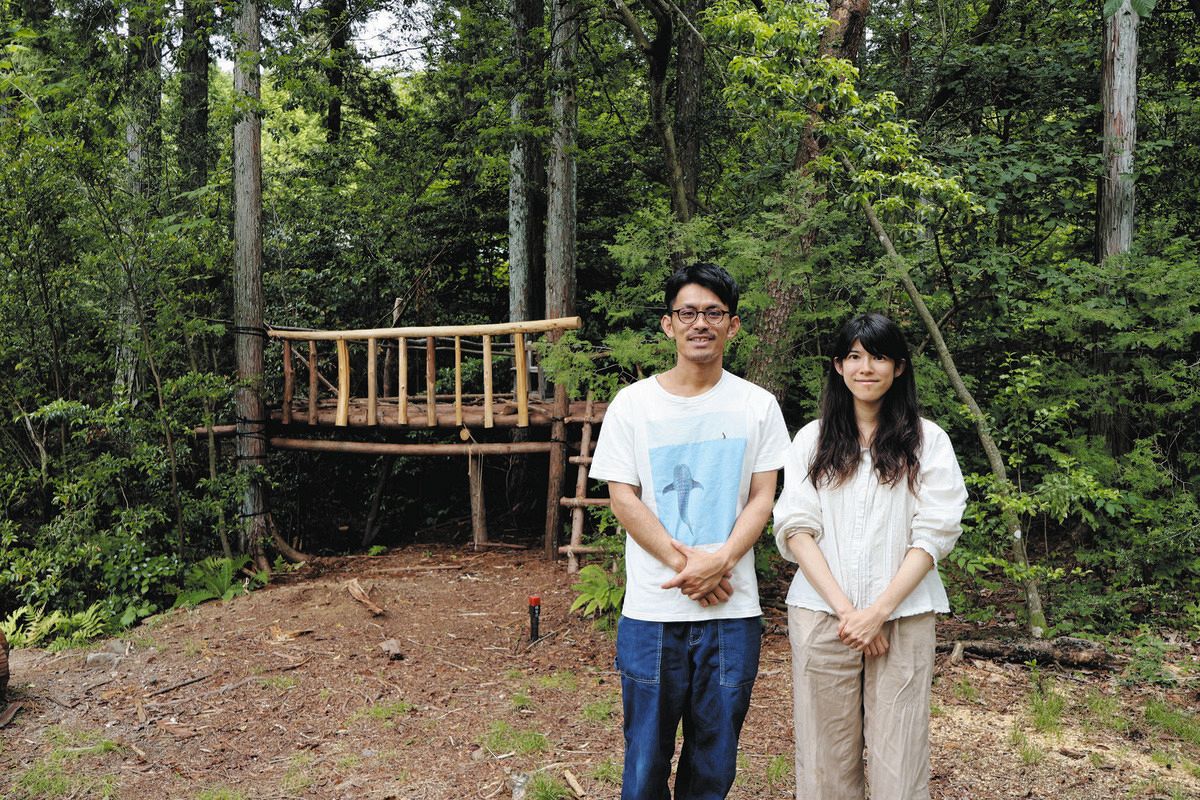 馬の力を借りた里山再生を目指す赤塚さん夫妻＝恵那市明智町で