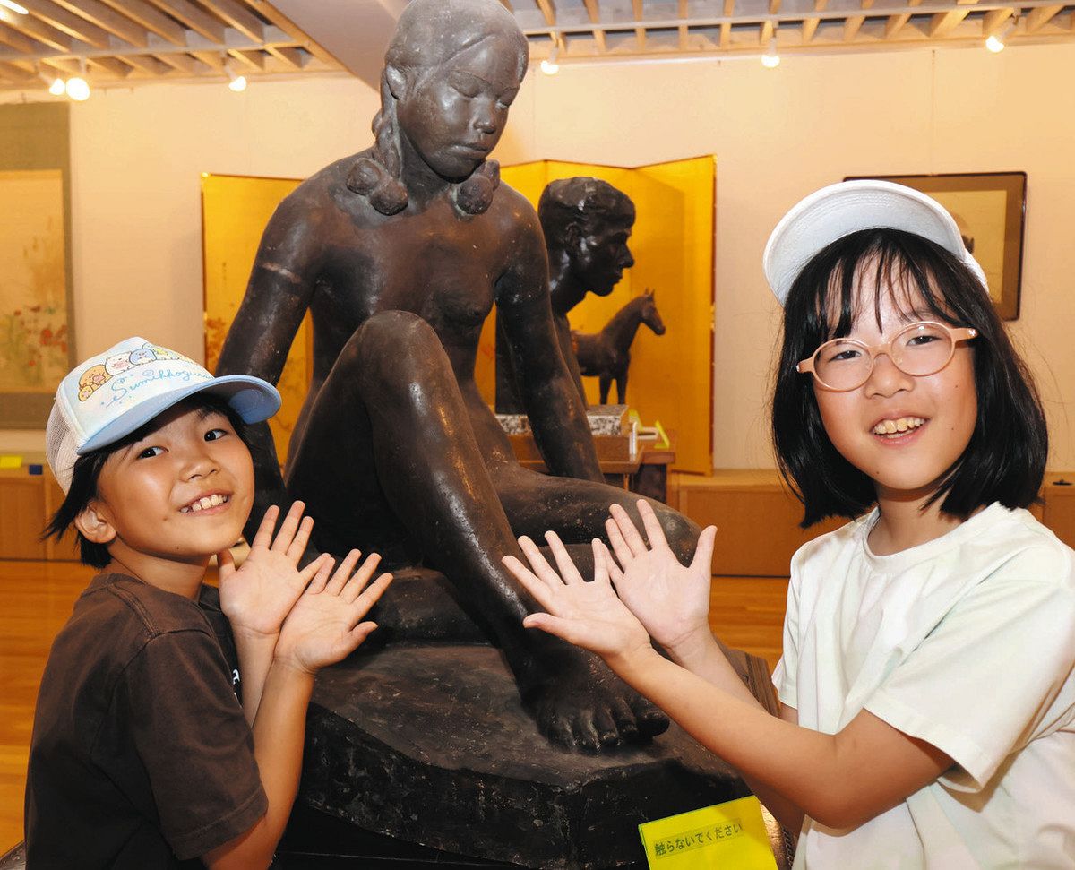 児童お気に入りの彫塑や日本画 泰阜村立学校美術館で倉沢興世・池上秀