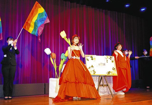 多様性を表すレインボーフラッグなどを用いて同性カップルの結婚式を演出する生徒＝富山市桜橋通りで 