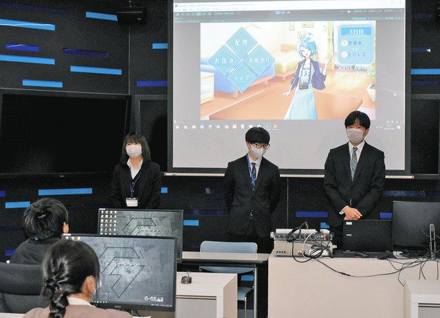 卒業製作のゲームを発表する生徒たち＝射水市の富山情報ビジネス専門学校で 