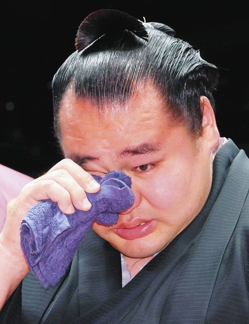 元横綱鶴竜の鶴竜親方が引退相撲「お父さんの夢かなえられた」父のはさみ入れに涙… 元朝青龍ダグワドルジさんからは祝福のキス：中日スポーツ・東京中日スポーツ