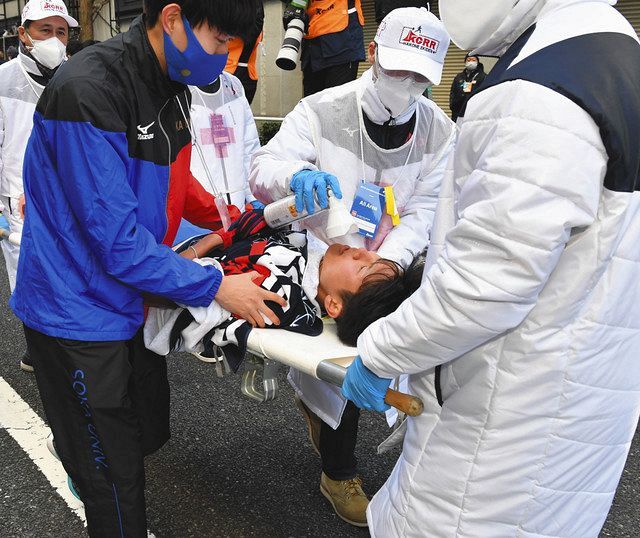 写真 担架で運ばれる創価大アンカー小野寺 中日スポーツ 東京中日スポーツ