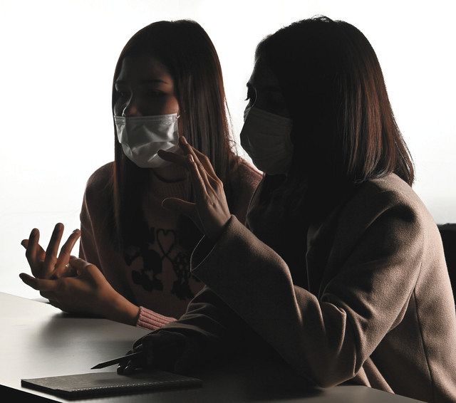 帰国できない苦しい胸の内を語るミャンマー人留学生のモーさん（手前）とテッさん＝金沢市内で 