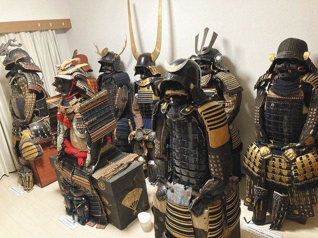 侍のよろい兜を購入 駐名古屋ブラジル副総領事 ジョン マウリシオ カブラウ デ メーロ 中日新聞web