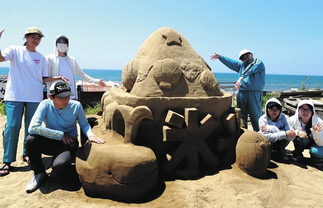 夏らしさ◎ 羽咋工生砂像 かき氷やクジラ…千里浜に：北陸中日新聞Web