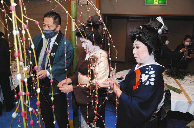 旅館関係者ら 花もち飾り作り 下呂で迎春準備 中日新聞web