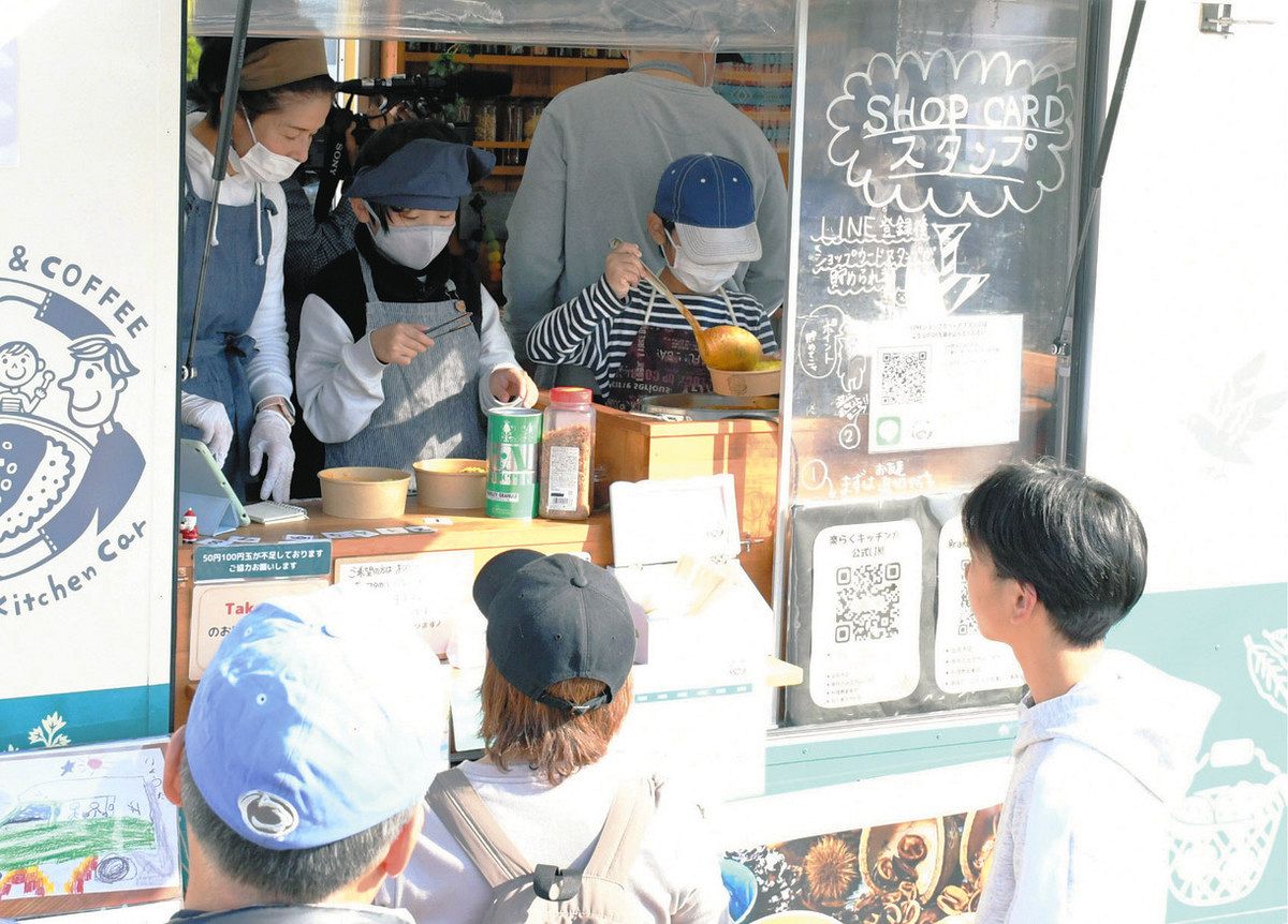 キッチンカーでカレーの販売を体験する子どもたち＝近江八幡市安土町下豊浦で