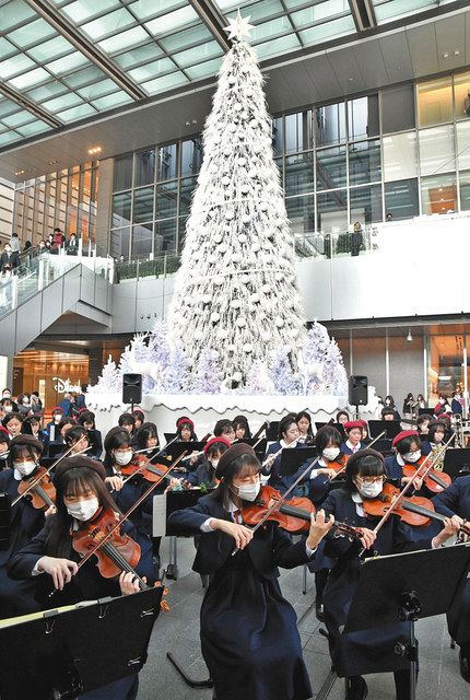 輝くクリスマスツリーと管弦楽 ｊｒゲートタワーで瀬戸の中高生ら演奏 中日新聞web