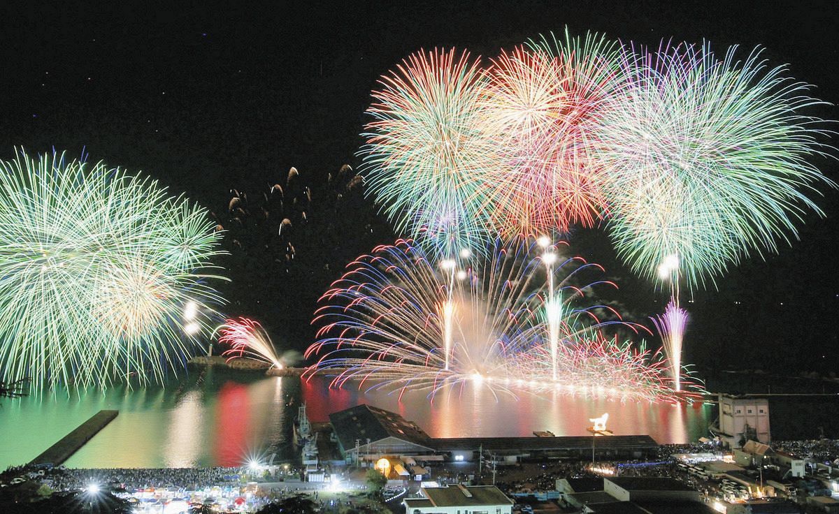 動画・写真特集】きほく燈籠祭、海と夜空を鮮やかに照らす 名物の彩雲
