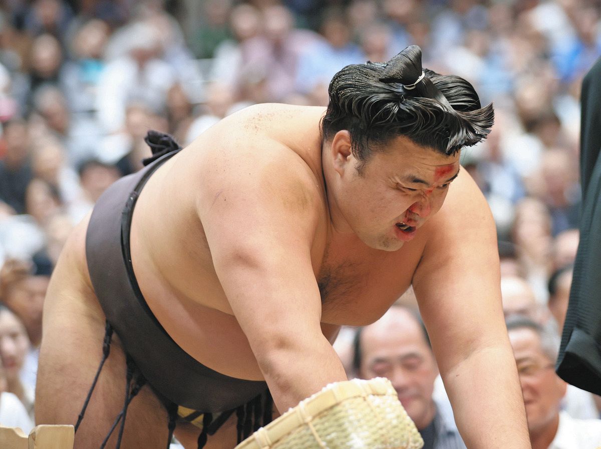 霧島「いったー」流血も幕内勝ち越し一番乗り 八角理事長は首を心配も 