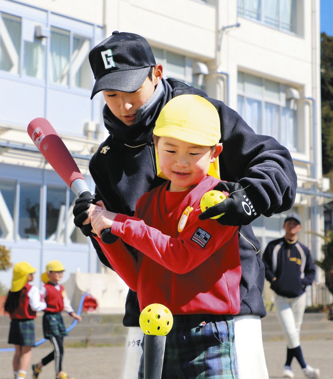 大谷グラブでキャッチ 菊川の中学生が園児に野球指導：中日新聞しずおかWeb