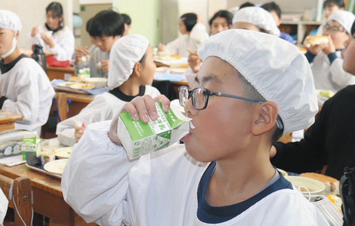 給食牛乳の「直飲み」広がる 県内小中学校で推進、ストロー使わずエコ