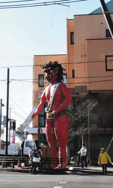 町の安全見守る赤鬼 岐阜・玉性院での「節分つり込み祭り」を前に設置