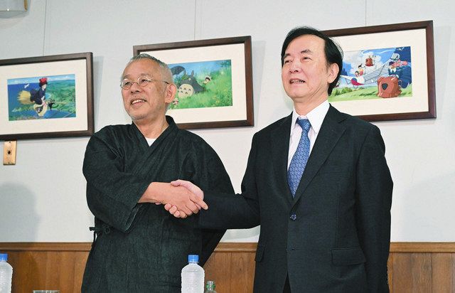 スタジオジブリの株式を日本テレビが取得することが決まり、握手するスタジオジブリの鈴木敏夫さん（左）と日本テレビの杉山美邦会長＝東京都小金井市