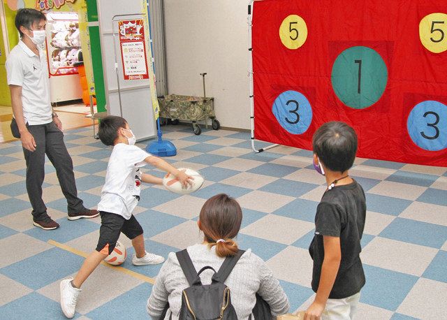 楕円のボール投げ ラグビーに親しむ 福井 子ども向け催し 中日新聞web
