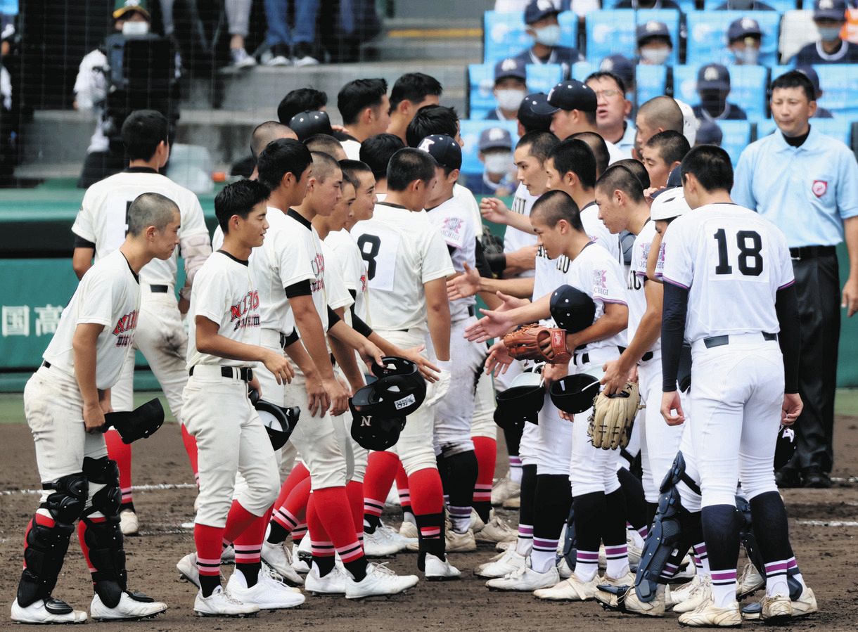 健闘をたたえ合う日大三島（左）、国学院栃木の両ナイン