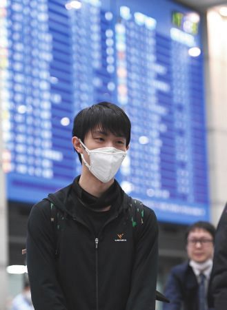 羽生結弦が新型コロナウイルス対策の白いマスク姿で韓国上陸…四大陸