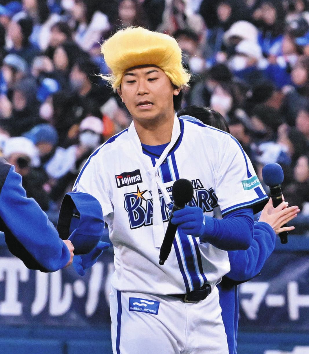 DeNA・今永昇太が紅白戦3ランでMVP 賞品の金髪リーゼントかぶり「足を