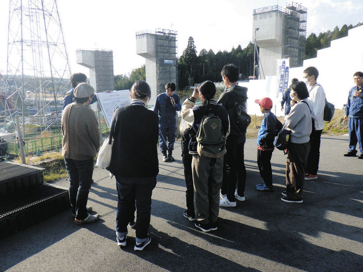 リニア中央新幹線の工事現場を見学する親子＝中津川市で
