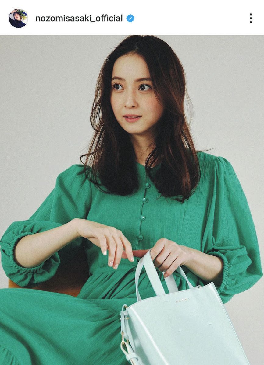 ◇佐々木希、グリーンが鮮やかなカジュアルコーデ【写真】：中日