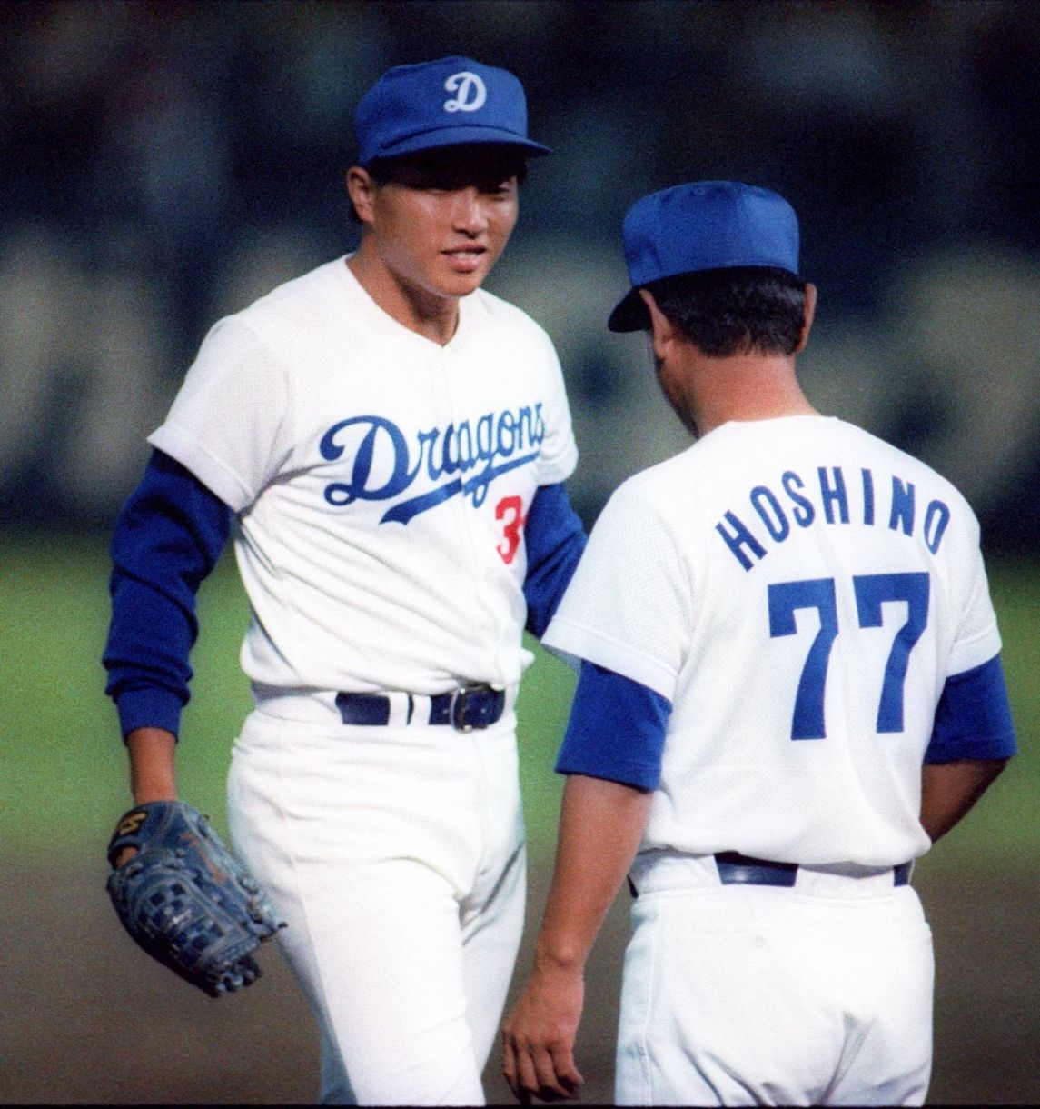 中日－広島　５回から中継ぎで登板しプロ初勝利を挙げた山本昌。右は星野監督　※※　＝１９８８年８月３０日、ナゴヤ球場 