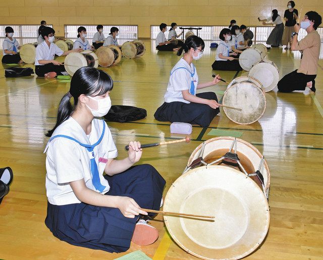 音楽の授業 一体感戻った 高尾台中 韓国の打楽器体験：北陸中日新聞Web