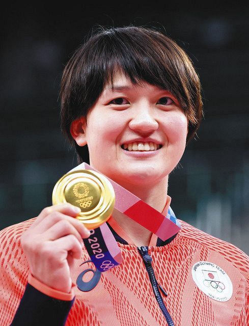女子７０キロ級で優勝し、金メダルを手にする新井千鶴