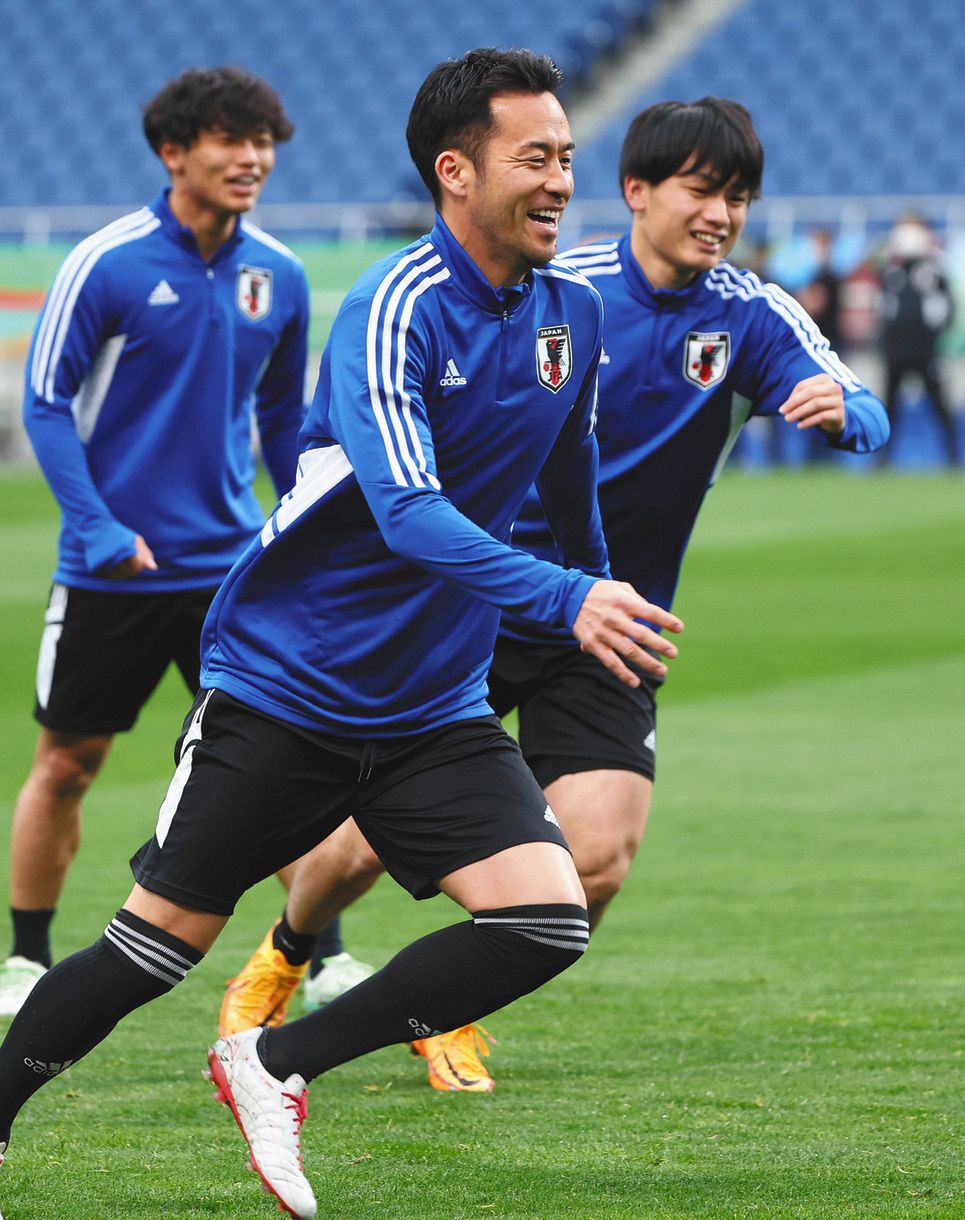 練習で笑顔を見せる（左から）旗手、吉田、上田