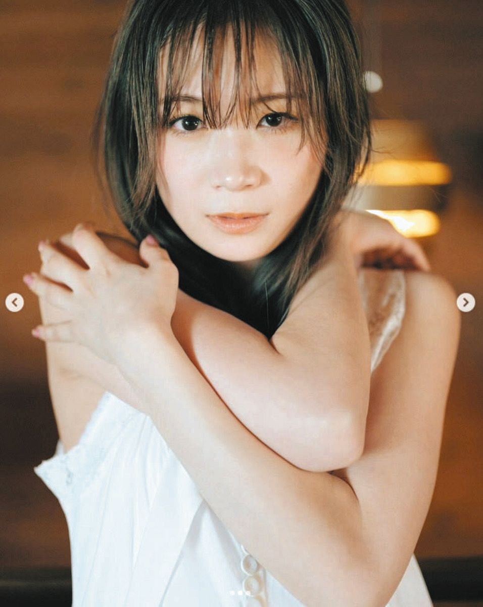 秋元真夏　歌衣装　エロ 元乃木坂の31歳タレント、カレンダー『大人キャミ』ショット公開フォロワー「さすが宇宙一の可愛さ」 | ひろのブログ②