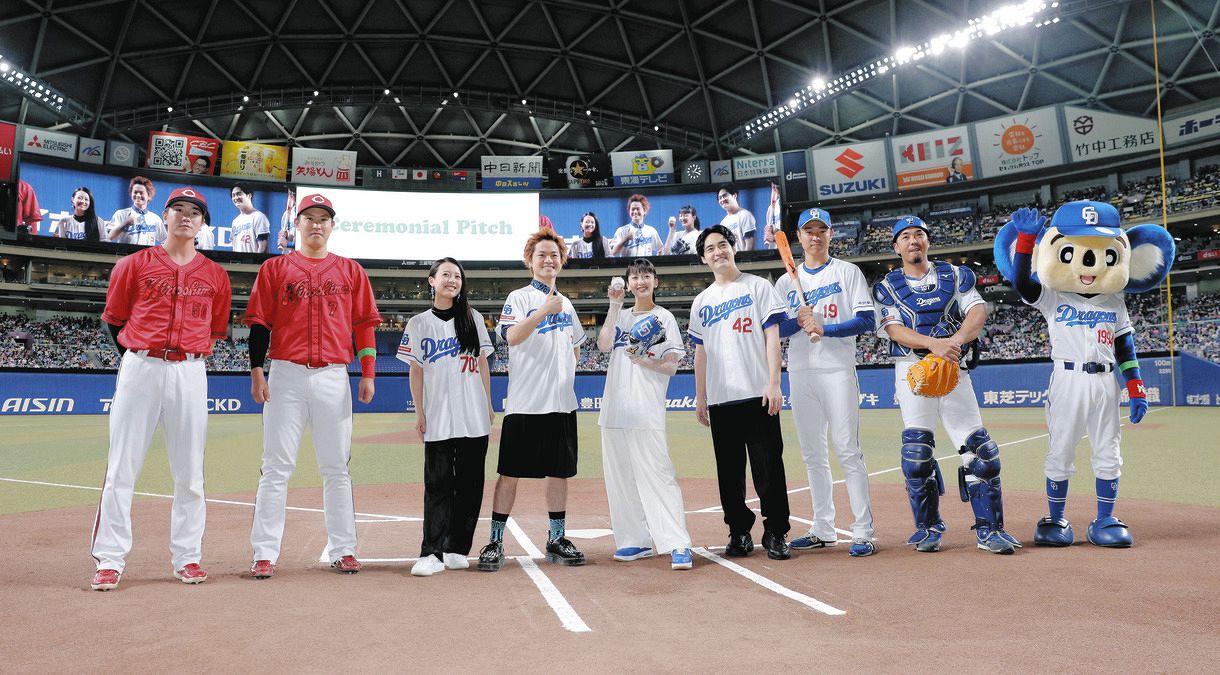 ◇中日・高橋宏、広島・堂林ら中京大中京高出身の選手らと記念撮影する