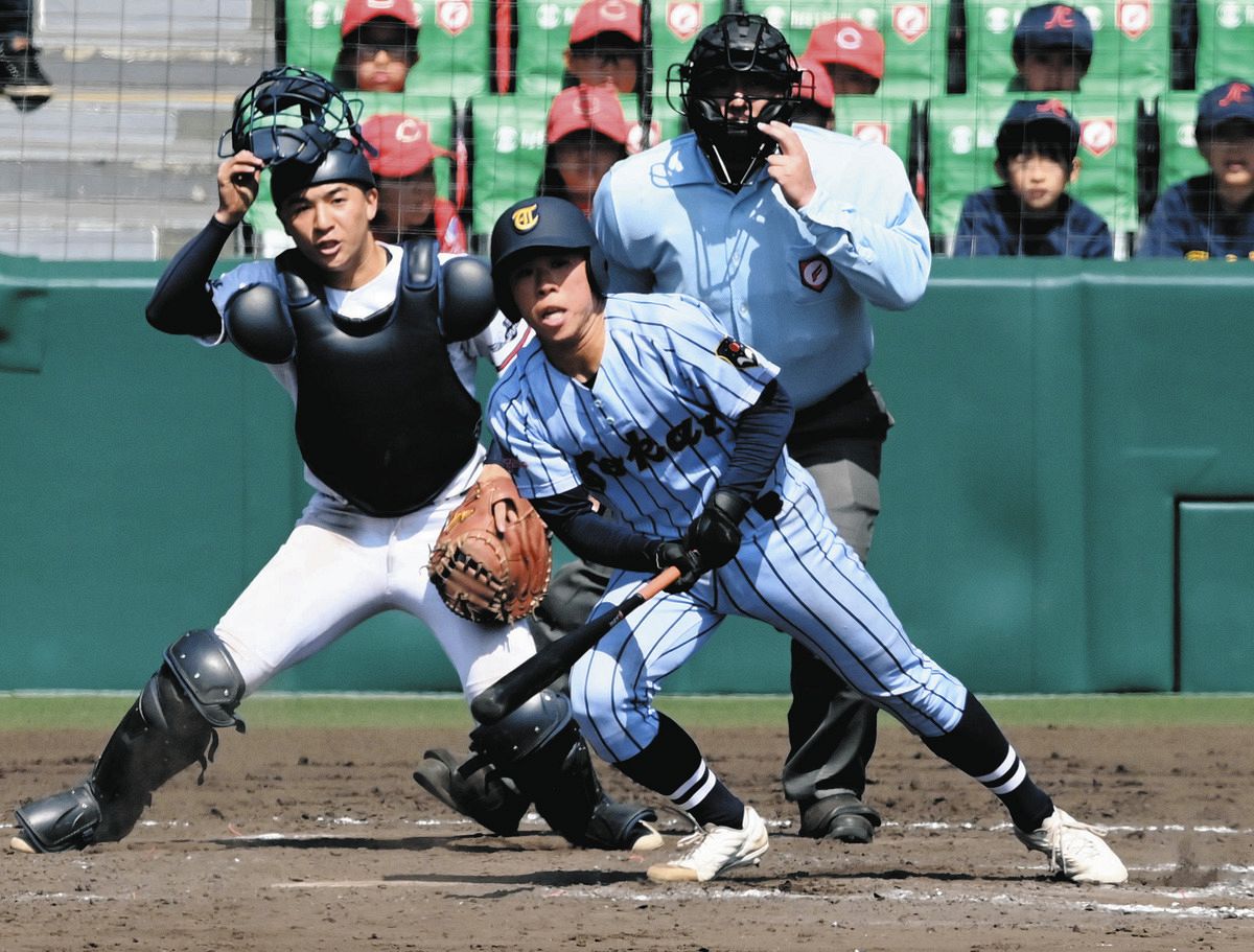 東海大札幌―日本航空石川　９回表東海大札幌２死一、二塁、鈴木が勝ち越しの左前打を放つ。捕手大橋