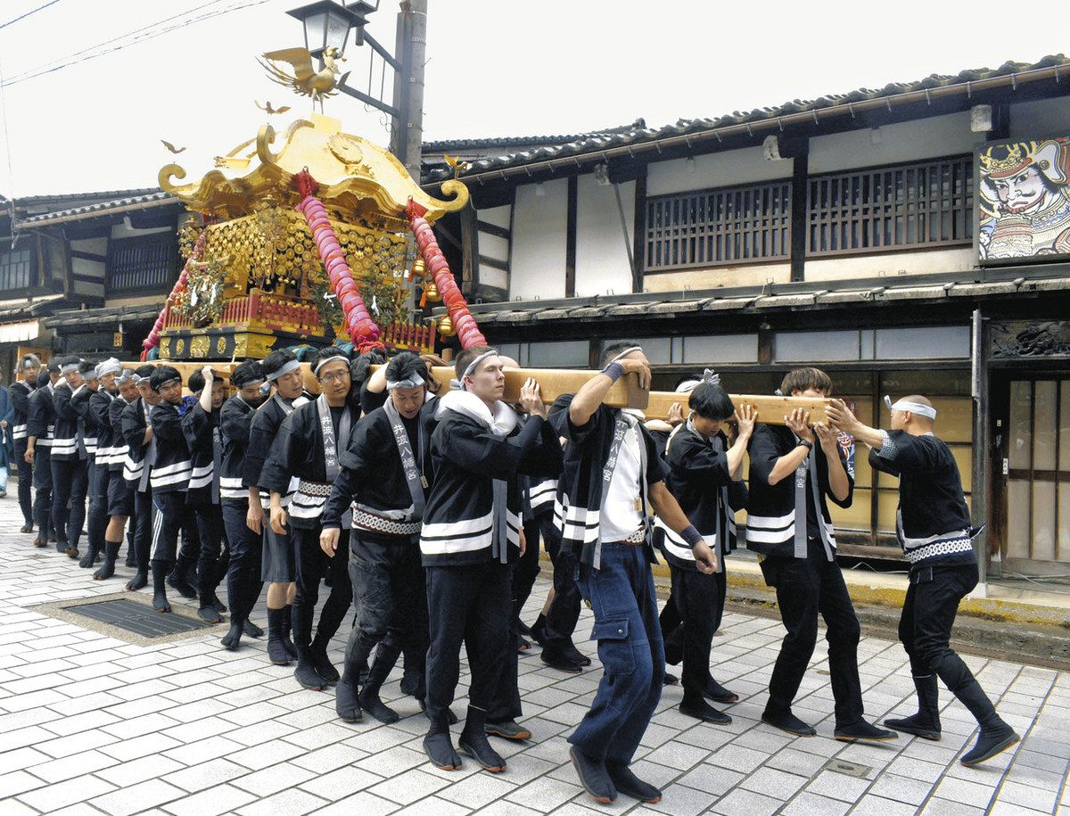 井波よいやさ祭りで楽しむ木彫りの魅力