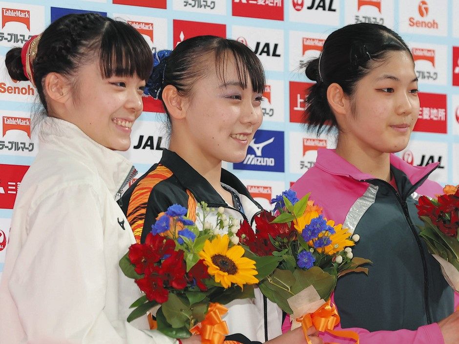 女子個人総合の表彰式で笑顔の（左から）３位の山田千遥、優勝した宮田笙子、２位の笠原有彩