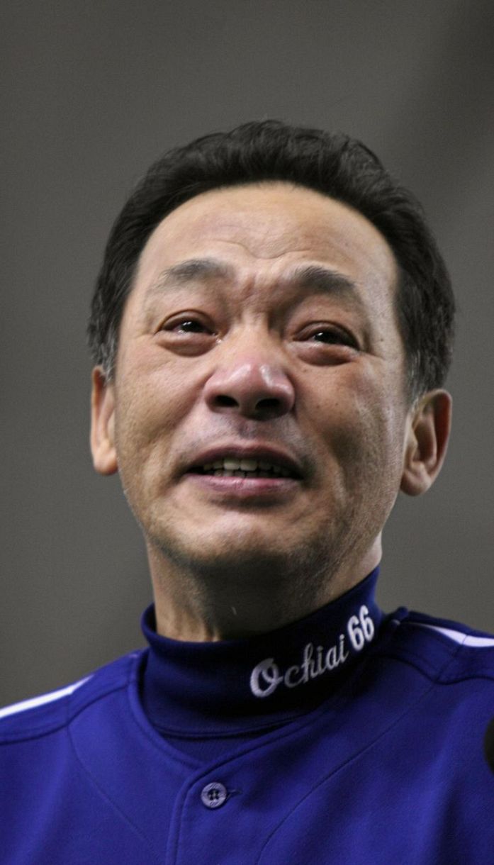 ◇落合監督、巨人を倒しての優勝に涙【写真、日本一の胴上げも】：中日