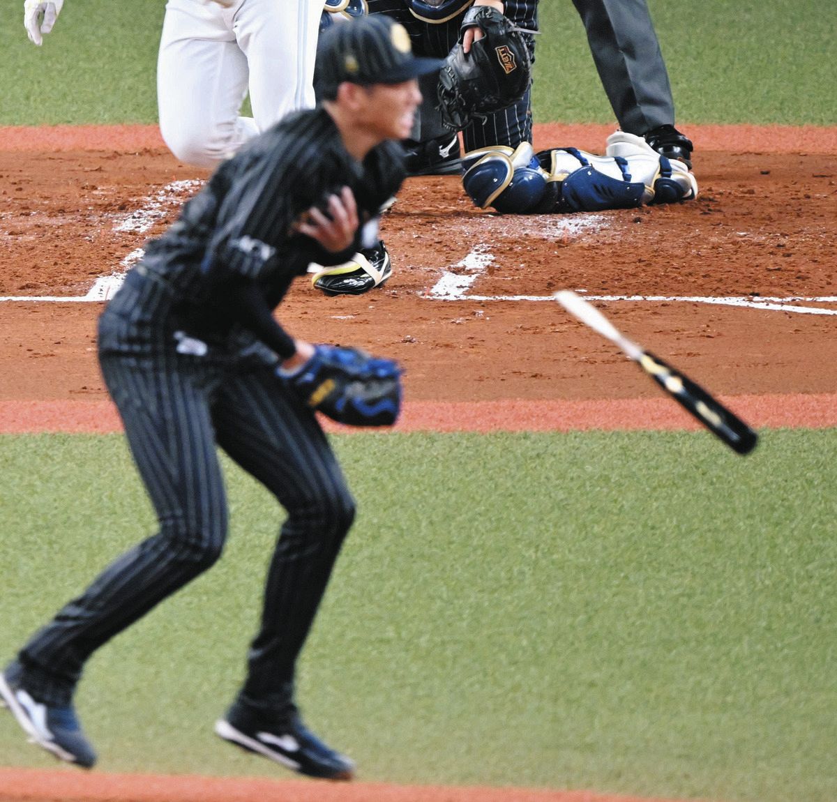 ◇オリックス曽谷に折れたバットが当たった瞬間【写真】：中日スポーツ