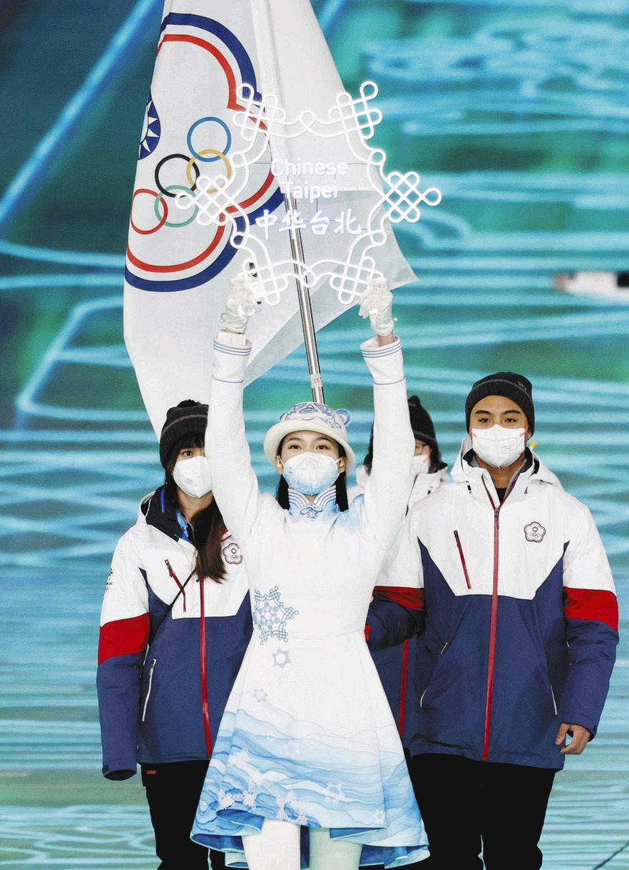 写真】アナ雪みたい…開会式でプラカード女性の衣装が話題：中日スポーツ・東京中日スポーツ