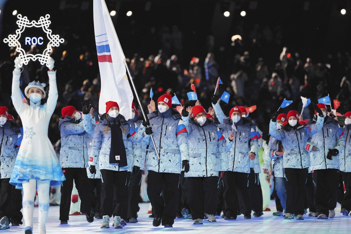 写真】アナ雪みたい…開会式でプラカード女性の衣装が話題：中日スポーツ・東京中日スポーツ