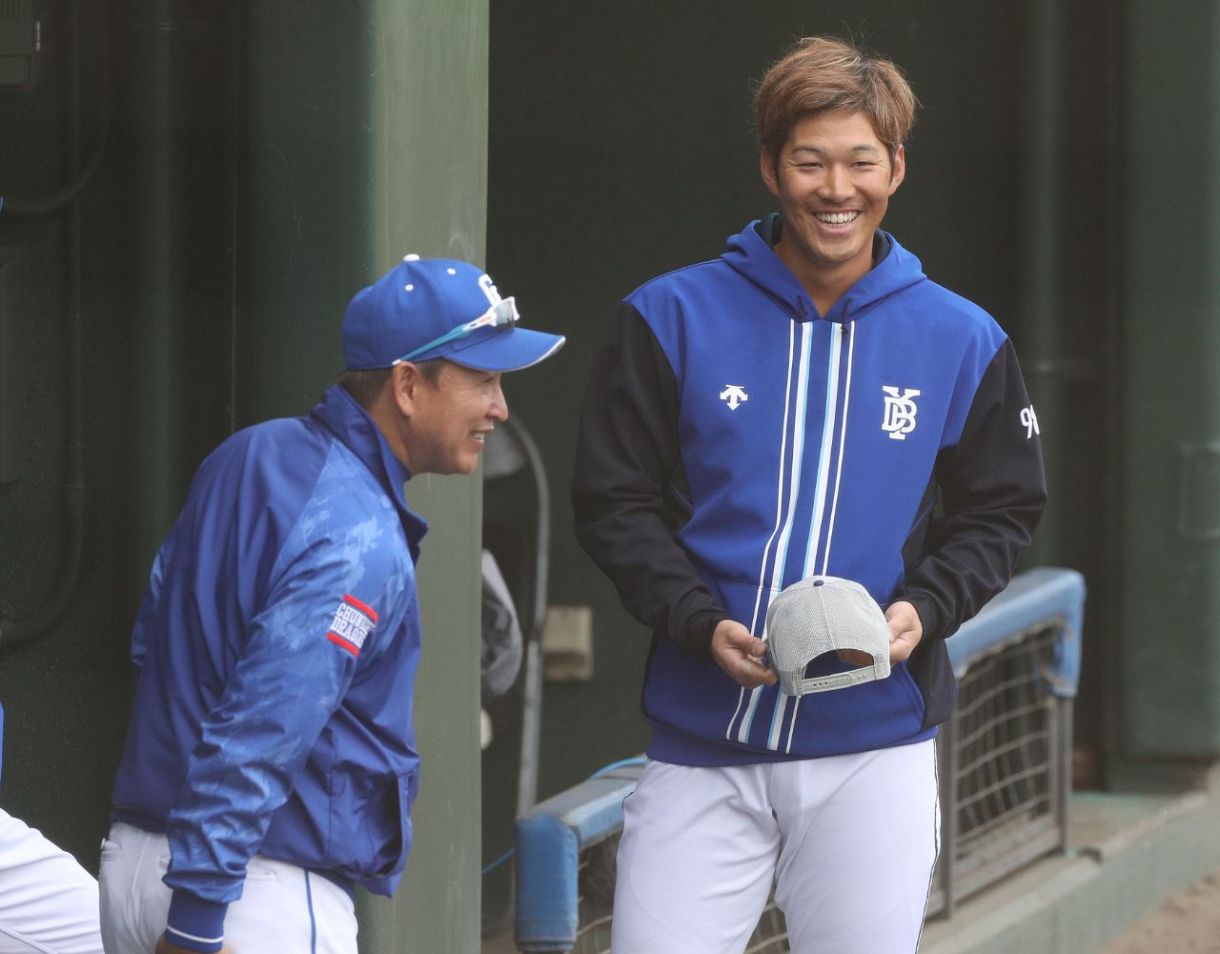 DeNA京田陽太がオープン戦で中日ナインと再会、立浪監督と談笑し荒木
