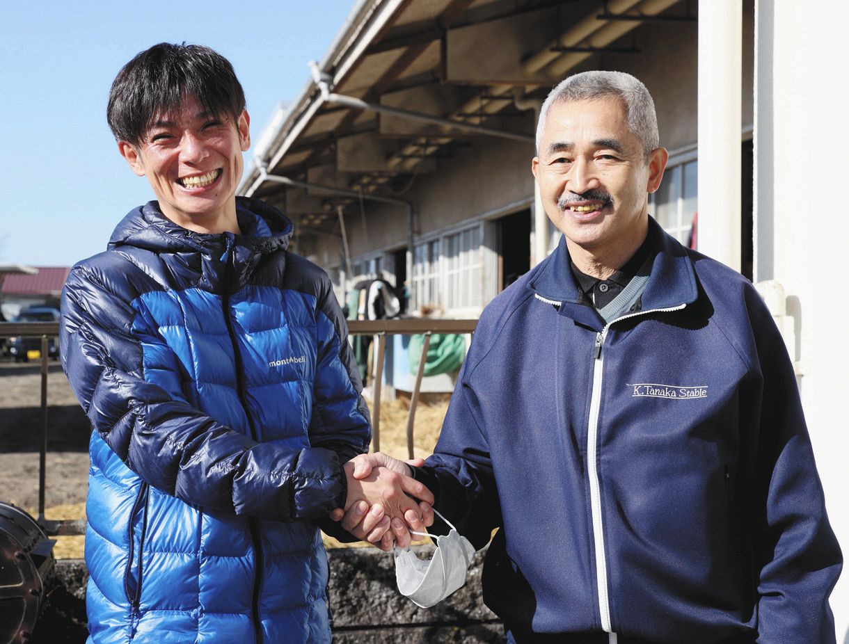 調教師試験に合格し、師匠の田中清調教師に祝福され満面の笑みを浮かべる嘉藤騎手（左）