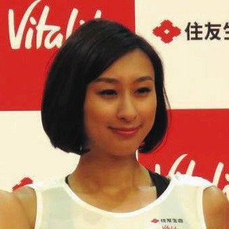 浅田舞が極細肩ひもキャミで 美背中 披露 美しく憂いある女性にどんどん進化する舞さん 中日スポーツ 東京中日スポーツ