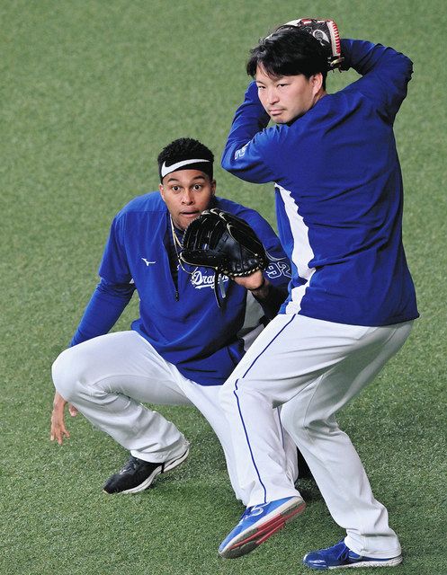 キャッチボールで捕手の構えをとるＲ・マルティネス（左）と打者役をする田島